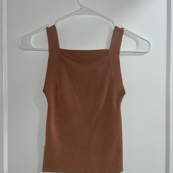 Express Cropped Tank Top Camel - Picture 3 of 4